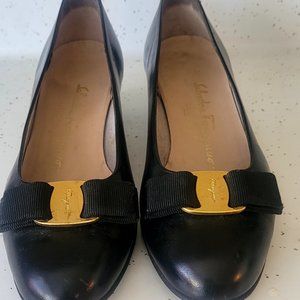 Salvatore Ferragamo vintage black pumps 8.5 M